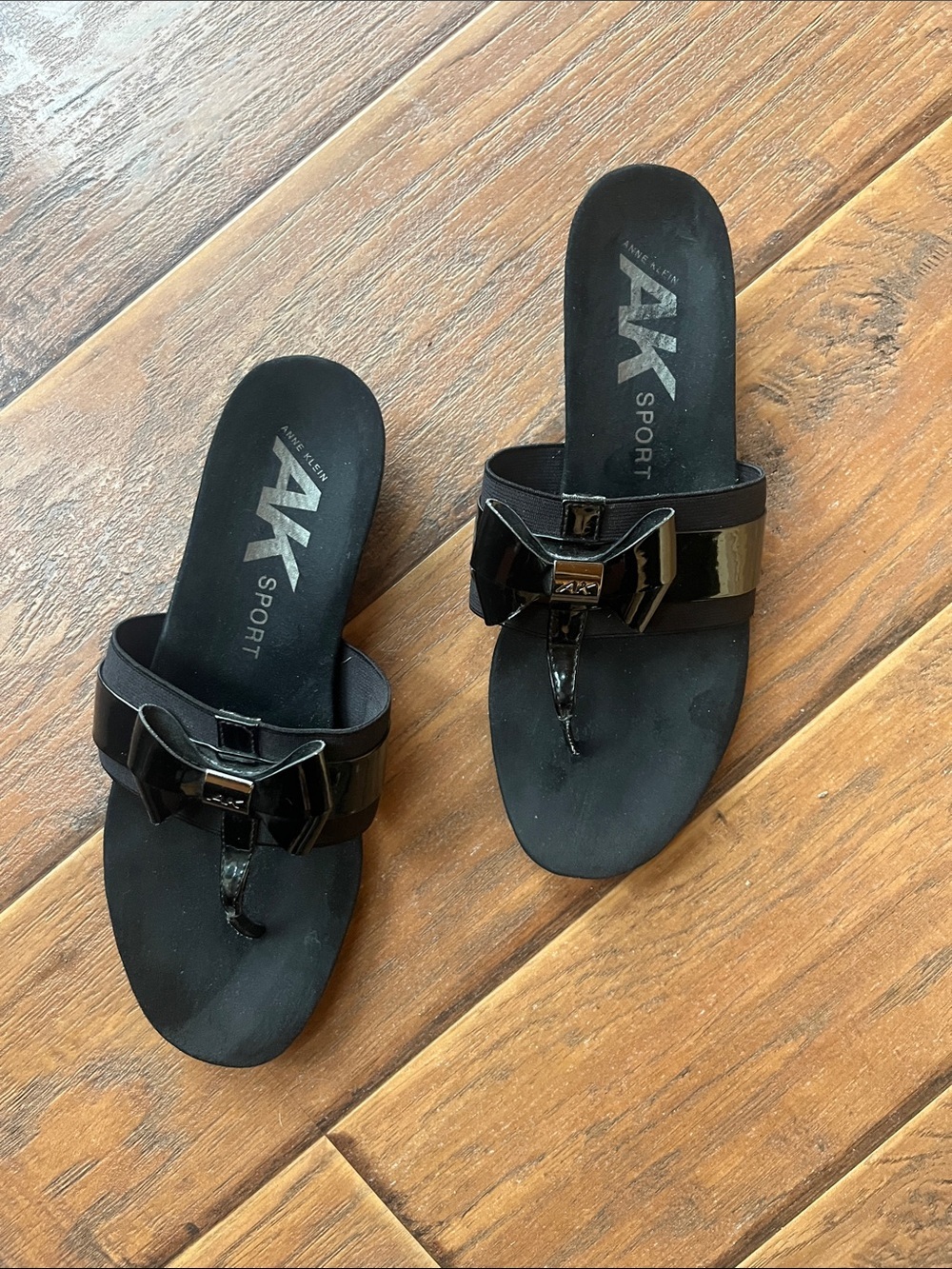 Anne Klein Black Patent Bow Toe-Post Sandals Size 8.5